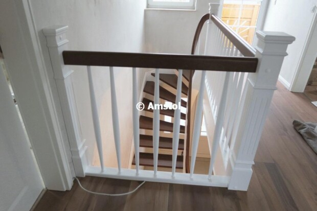 schody giete biale tralki slupy wangi 11